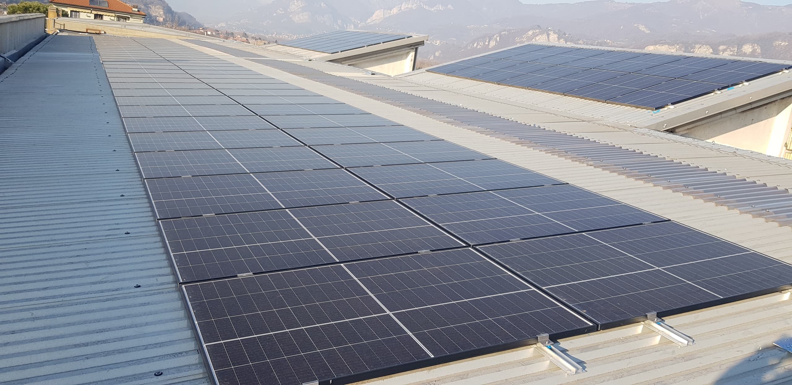 Impianto fotovoltaico su copertura industriale realizzato da GF Impianti
